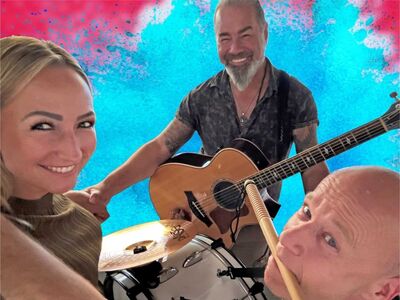 Alfons Hasenknopf, Band, Open Air, Forum, Altoetting, Sommer in Altötting, Foto Band Drei Menschen mit Instrumenten.