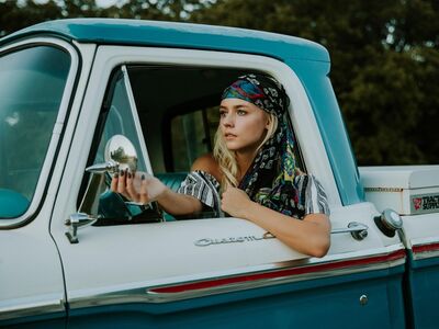 2nd life, Second Hand Mode, Mädchenkram, Forum, Altötting, Bild Pixabay Eine junge Frau mit Kopftuch sitzt in einem alten Auto.