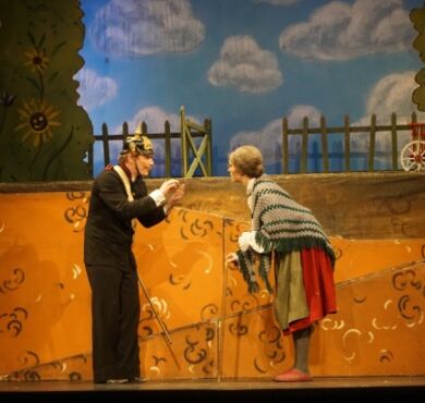 Räuber Hotzenplotz, Münchner Theater für Kinder, Kreisjugendring, Forum, Altötting, Foto Theater Kasperl und Seppel sitzen auf der Wiese.