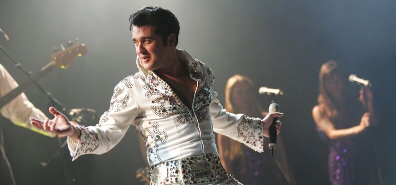 Elvis, Das Musical, Forum Altoetting, Bild SIC, Andreas Friese Ein Mann in einem weißen Anzug auf der Bühne.
