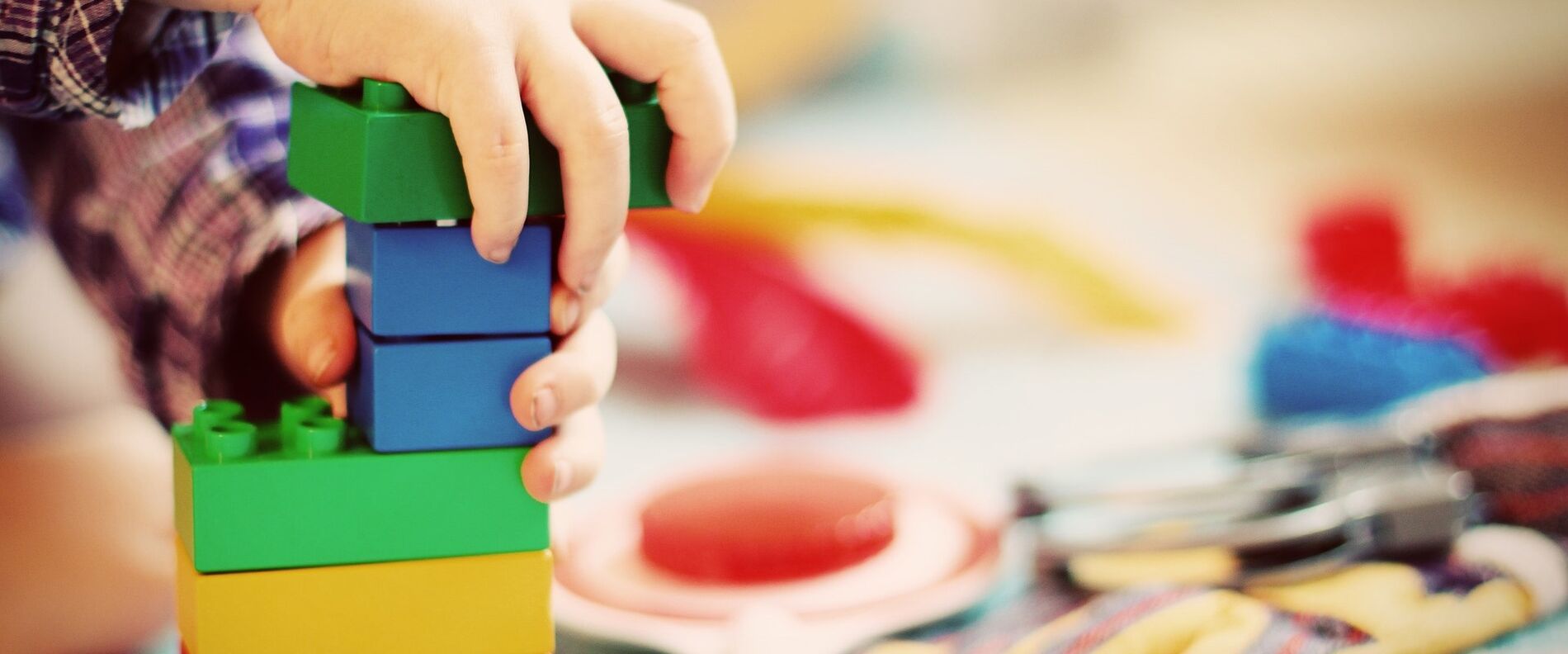 Stadt Altötting, Kindertagesbetreuung, Kinderhand mit Lego, Foto: Pixabay