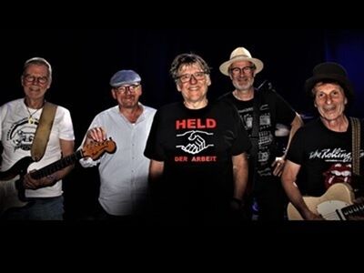 Die fünf Mitglider der Band Graybeards (Graubärte).