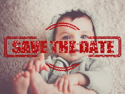 Ein Baby liegt auf einer Kuscheldecke. 