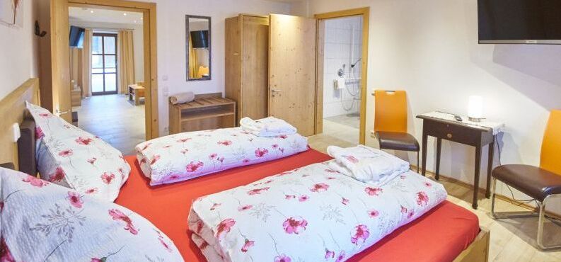 Schlafzimmer mit Blumenbettwäsche.