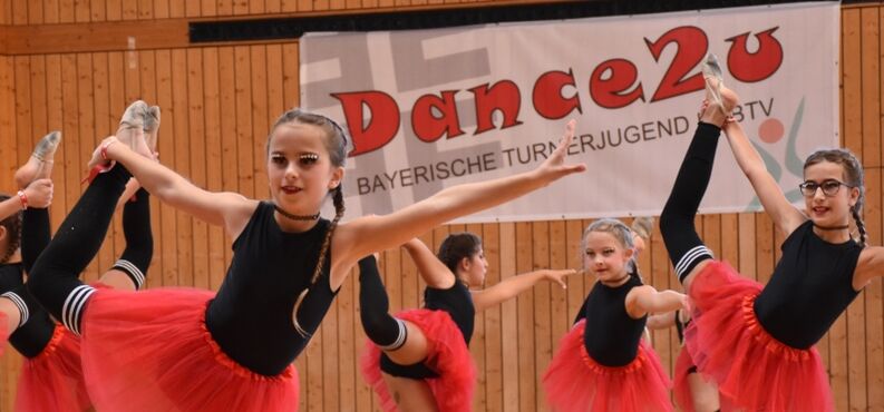 Mädchen beim Tanzwettbewerb Dance 2 u