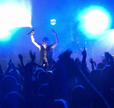 The Mode Machine, Depeche Mode, Abriss, Forum Altoetting, Bild Band Vier Männer auf der Bühne.