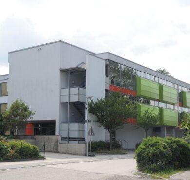 Weiß-Ferdl Mittelschule Altötting, Foto Stadt Altötting Außenbereich Weiß-Ferdl Mittelschule Altötting