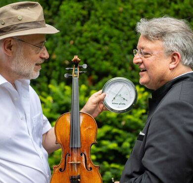 Ist noch Zeit? Laudate Deum mit Harald Lesch und Martin Walch, Altötting, Foto: Harald Lesch/Martin Walch Harald Lesch und Martin Walch blicken sich an vor einer Naturkulisse
