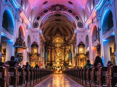 Eine Kirche erstrahlt in buntem Licht.