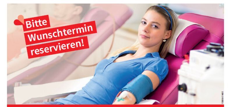 Ein junge Frau liegt auf einer Liege und spendet Blut.