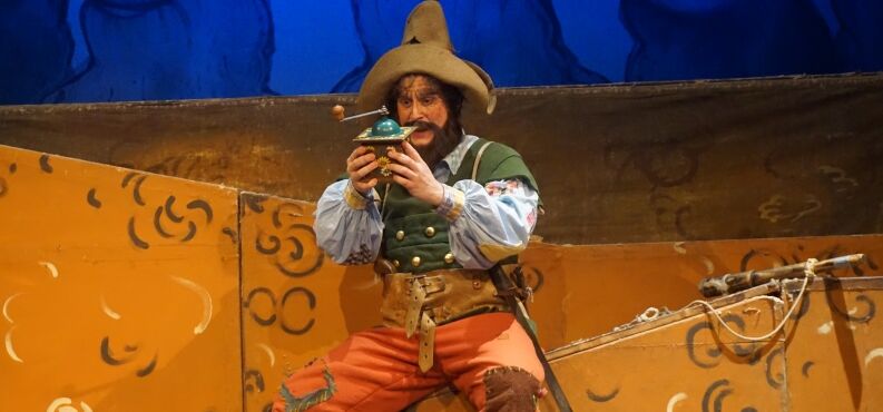 Räuber Hotzenplotz, Münchner Theater für Kinder, Kreisjugendring, Forum, Altötting, Foto Theater Kasperl und Seppel sitzen auf der Wiese.