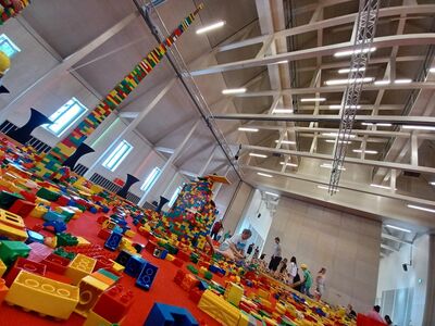 Die Holzbausteine liegen auf dem Fussboden im Raiffeisen-Saal.