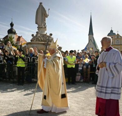 Papst Benedikt geht über den Altöttinger Kapellplatz und segnet die Pilger 2006.