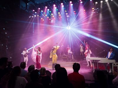 Abba, Mamma Mia, Forum, Altötting, Bild Pura Vida Sänger und Tänzer der Show Abba auf der Bühne.