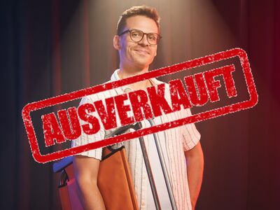 Ein Mann mit kurzärmeligem Hemd hat einen Klappstuhl unterm dem Arm.