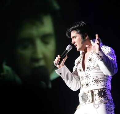 Elvis, Das Musical, Forum Altoetting, Bild SIC, Andreas Friese Ein Mann in einem weißen Anzug auf der Bühne.