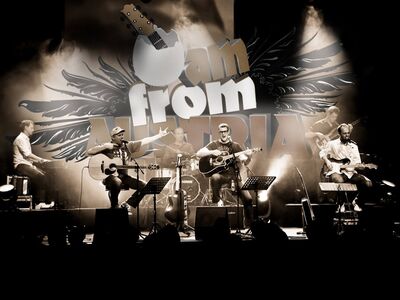 Die Musiker der Austro-Pop Show I am from Austria stehen auf der Bühne.