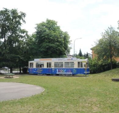 Weiß-Ferdl Mittelschule Altötting, Foto Stadt Altötting Alte Trambahn im Außenbereich der Weiß-Ferdl Mittelschule Altötting