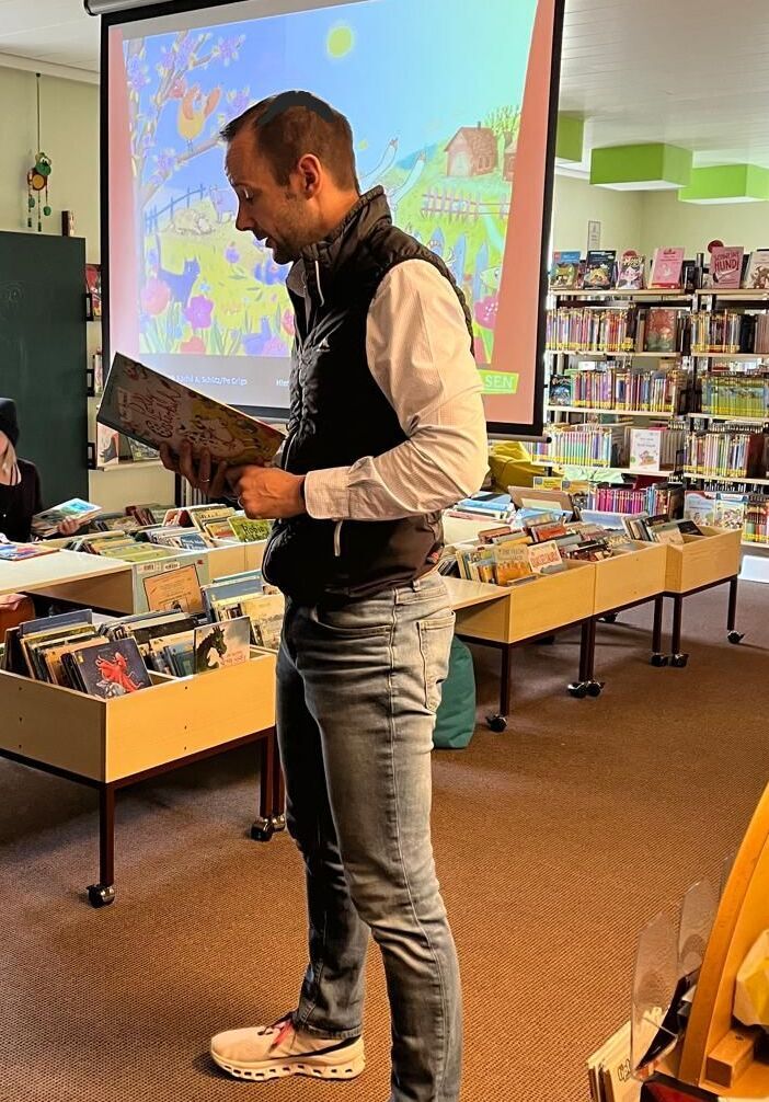 Vorleser Tom in der Stadtbücherei Altötting bei der Vorlese3viertelstunde