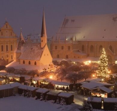 Der Altöttinger Christkindlmarkt am Kapellplatz im abendlicher Stimmung.