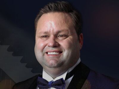 Der weltberühmte Tenor Paul Potts strahlt ins Publikum.