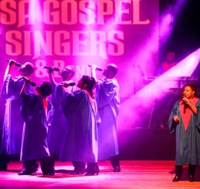 Das Ensemble der USA Gospel Singers gemeinsam auf der Bühne.  