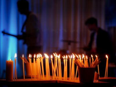 Fest der Sinne, Altötting, Bild Pixabay Zwei Musiker im Kerzenschein.