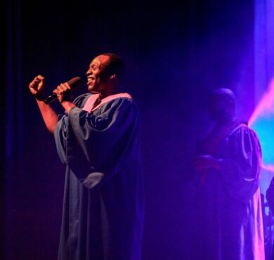 Das Ensemble der USA Gospel Singers gemeinsam auf der Bühne.  