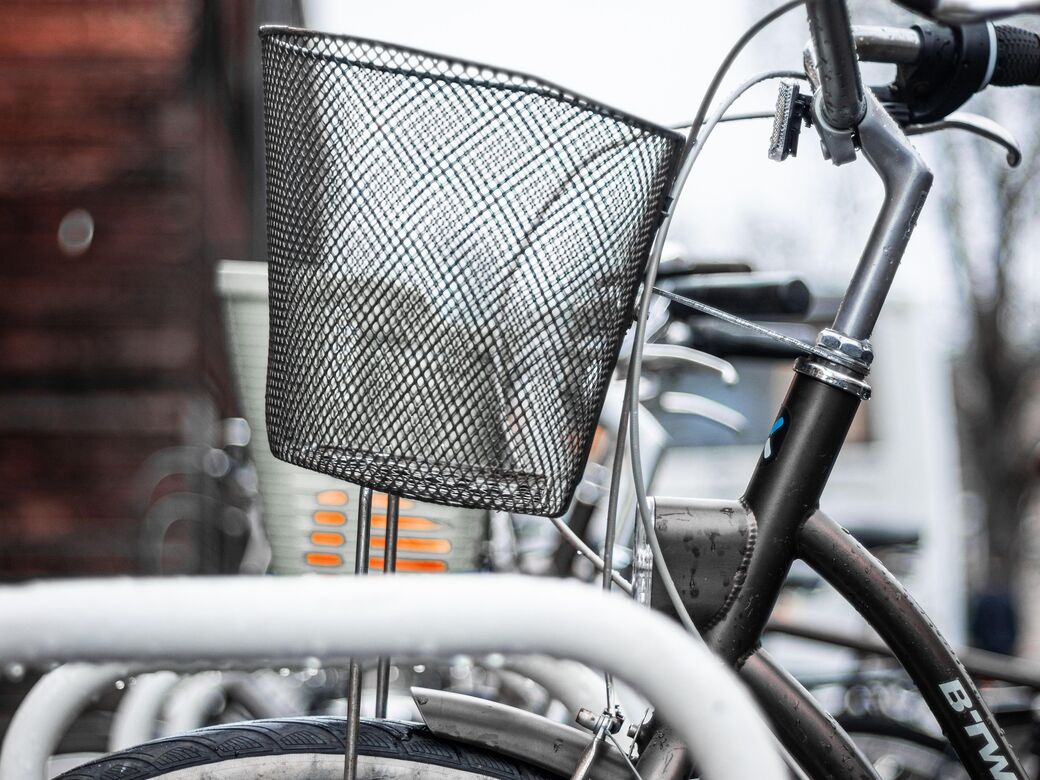 Fundradversteigerung, Kreisstadt Altötting, Foto Dusan Cvetanovic/Pixabay Detail eines parkenden Fahrrads mit Korb von der Seite