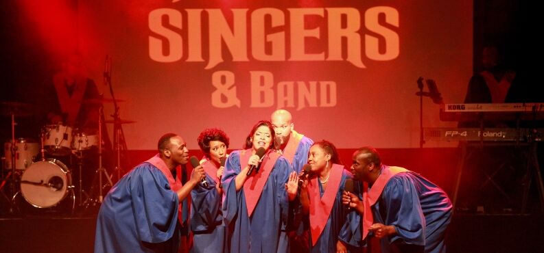 Das Ensemble der USA Gospel Singers gemeinsam auf der Bühne.  