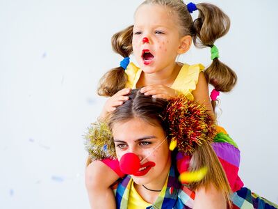 Kinderfasching, Forum Altötting, Foto IStock Eine Frau mit Kind im Faschingskostüm mit roter Pappnase.