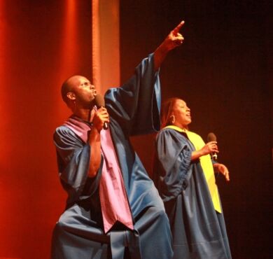 Das Ensemble der USA Gospel Singers gemeinsam auf der Bühne.  