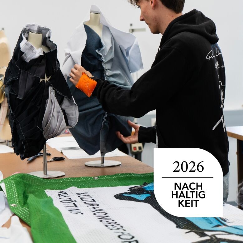 Student des Kollegs für Modedesign der Modeschule Hallein bei den Vorbereitungen der Ausstellung im Atelier