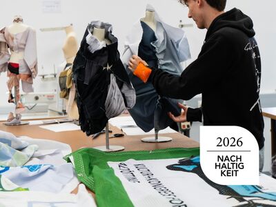 Ausstellung Schön verpackt, Kultur im Rathaus Altötting, Foto: Kolleg für Modedesign der Modeschule Hallein Student des Kollegs für Modedesign der Modeschule Hallein bei den Vorbereitungen der Ausstellung im Atelier