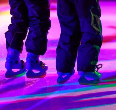 Synthetik-Eisbahn Bahnhofplatz, Kreisstadt Altötting, Foto: Julian Spilker Auch mit frisch geschliffenen Leih-Schlittschuhen ist Eislaufspaß für Groß & Klein auf der hochmoderne Synthetik-Eisbahn am Bahnhofplatz garantiert!