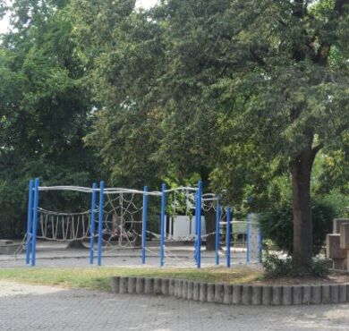 Klettergerüst im Außenbereich der Grundschule Nord in Altötting.