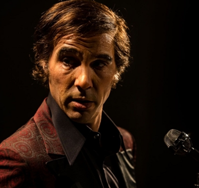 Monsieur Aznavour, Tahar Rahim, Marie-Julie Baup, Kino Picknick, Forum Altoetting, Bild Antoine Agoudjian Ein Mann am Mikrofon.