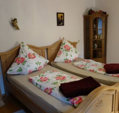 Zwei Einzelbetten mit Blumenbettwäsche