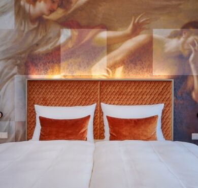 Doppelbett mit gestalteter Rückwand im Hotel Zur Post