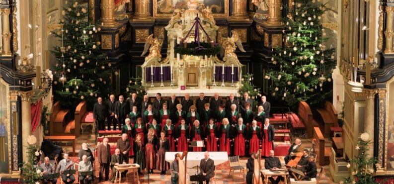 Der Chor der Liedertafel in der weihnachtlichen Basilika St. Anna.
