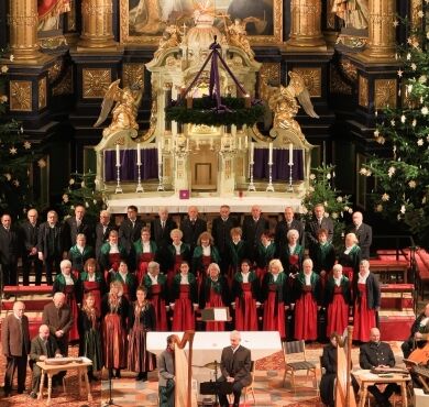 Der Chor der Liedertafel in der weihnachtlichen Basilika St. Anna.