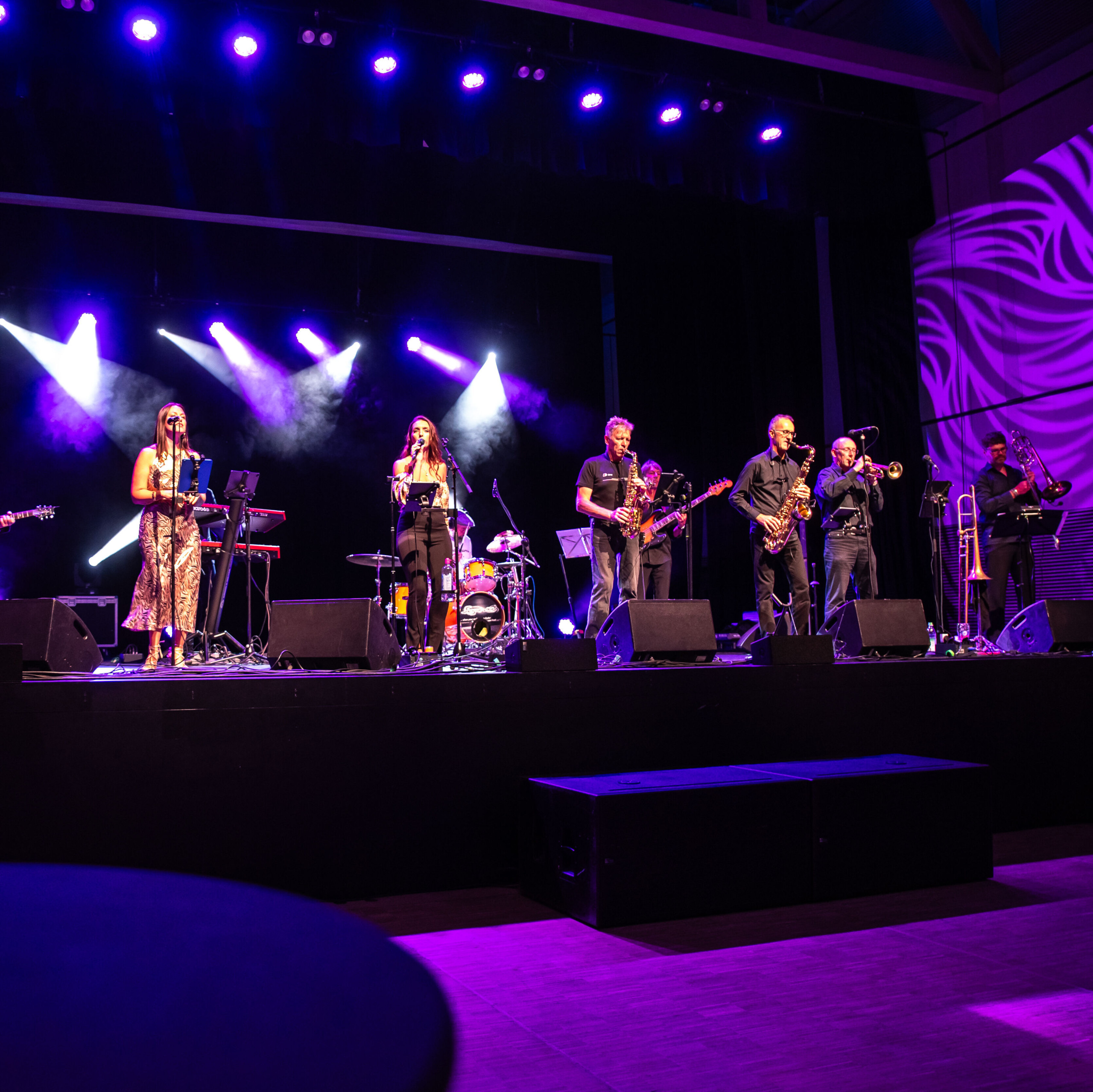 Ein Konzert im stimmungsvoll beleuchteten KULTUR+KONGRESS FORUM ALTÖTTING