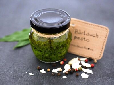 Ein Gläschen mit Bärlauch-Pesto.