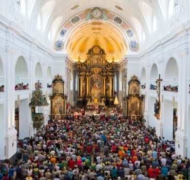 Eine große Pilgergruppe feiert in der Basilika St. Anna einen Gottesdienst.