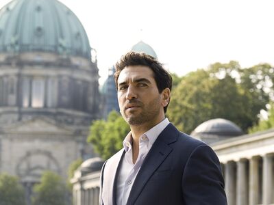 Ein Mann steht vor einem historischen Gebäude.