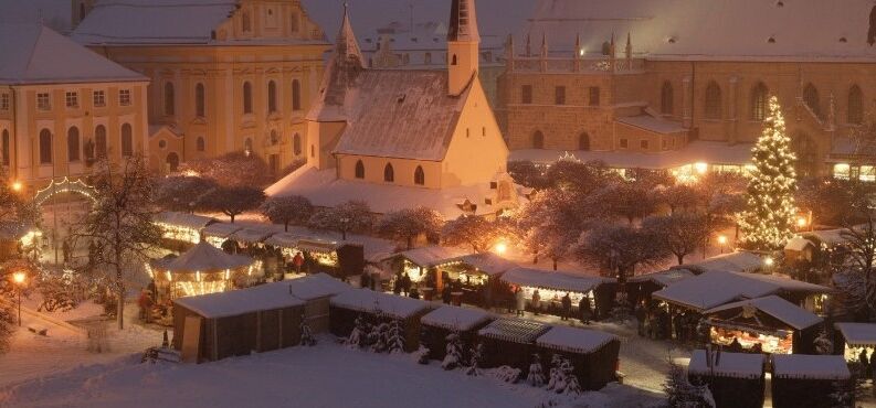 Der Altöttinger Christkindlmarkt auf dem Kapellplatz mit Blick auf die Gnadenkapelle.