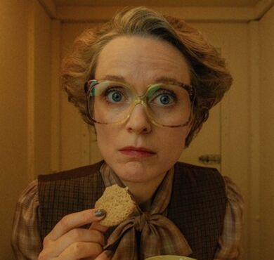 Zweigstelle, Kino Picknick, Forum Altoetting, Sina Wilke, Bild WennDann Film Eine Frau isst einen Keks.