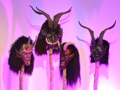 Vom Fach Altötting Stadtgalerie mit Paul Adam, Foto Adam Nahaufnahme einer holzgeschnitzten Maske.