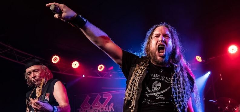 667, Iron Maiden Tribute Band, Abriss Altötting, Forum Altötting, Bild Band B. Music Management 5 Männer in schwarzen Klamotten.