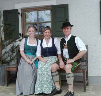 Eine bayerische Familie in Tracht. 